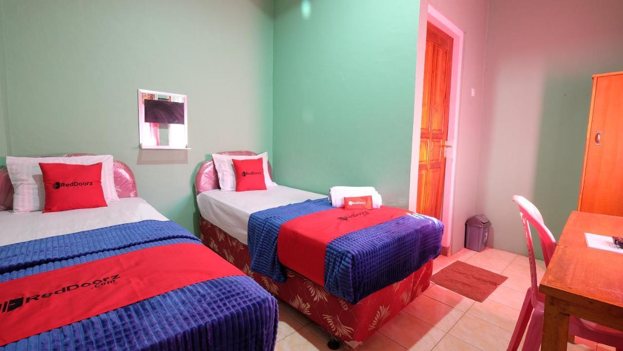 RedDoorz near Mangrove Forest Kupang Kupang  Buitenkant foto
